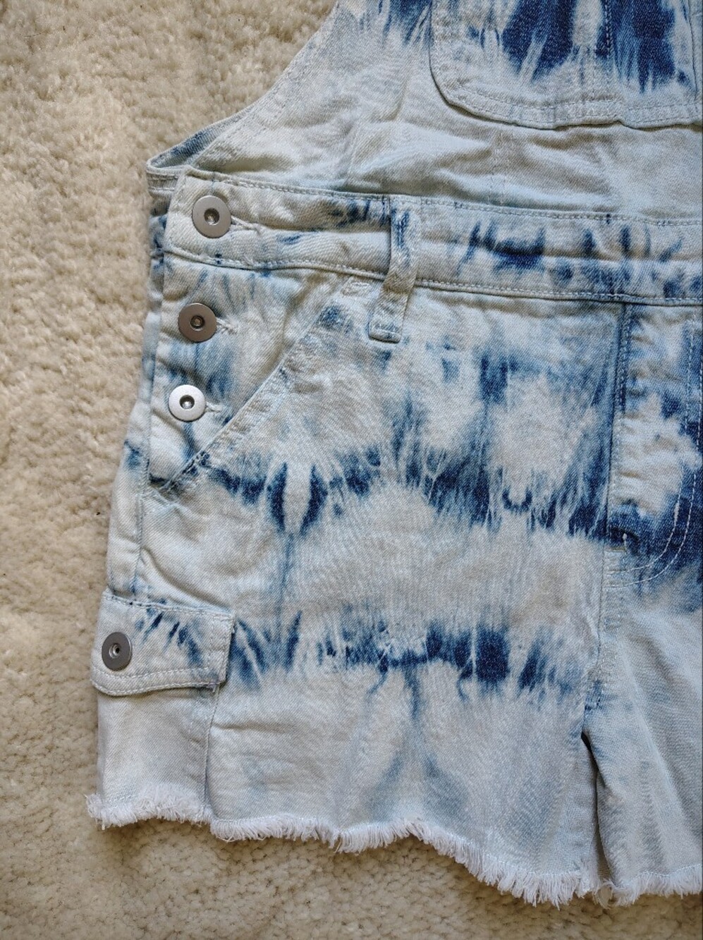 No Boundaries Women's Medium Tie-Dye Denim Short Overalls in White & Blue - Picture 2 of 10